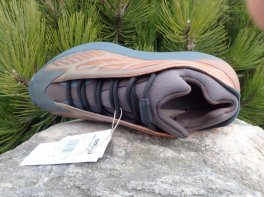 Adidas YZY 700 V3